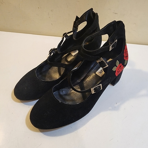 Steve Madden Hedley Black Suede Block Heels with Embroide Red Roses 7.5 - Picture 14 of 15
